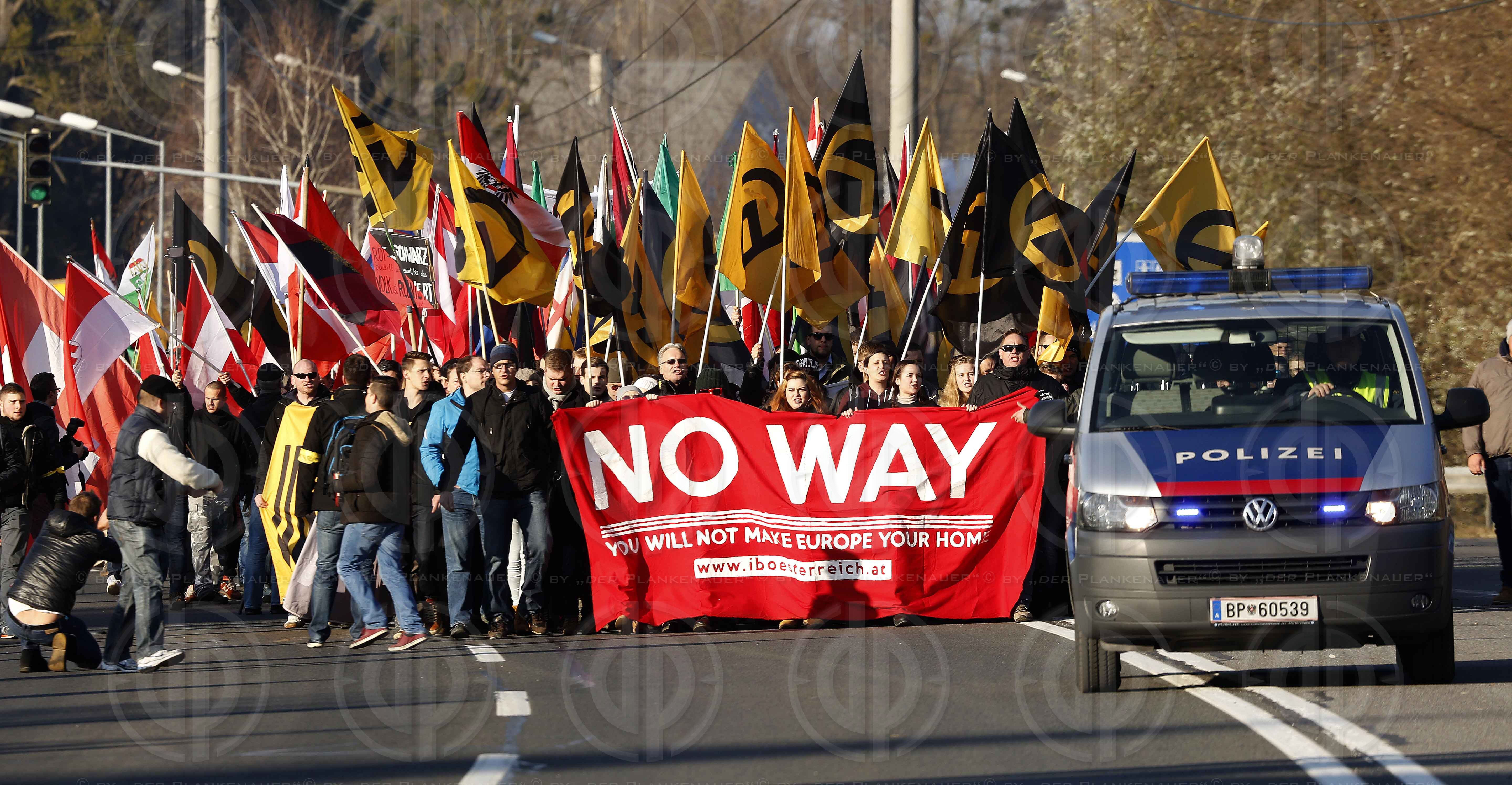 Identitaere Demo in Spielfeld
