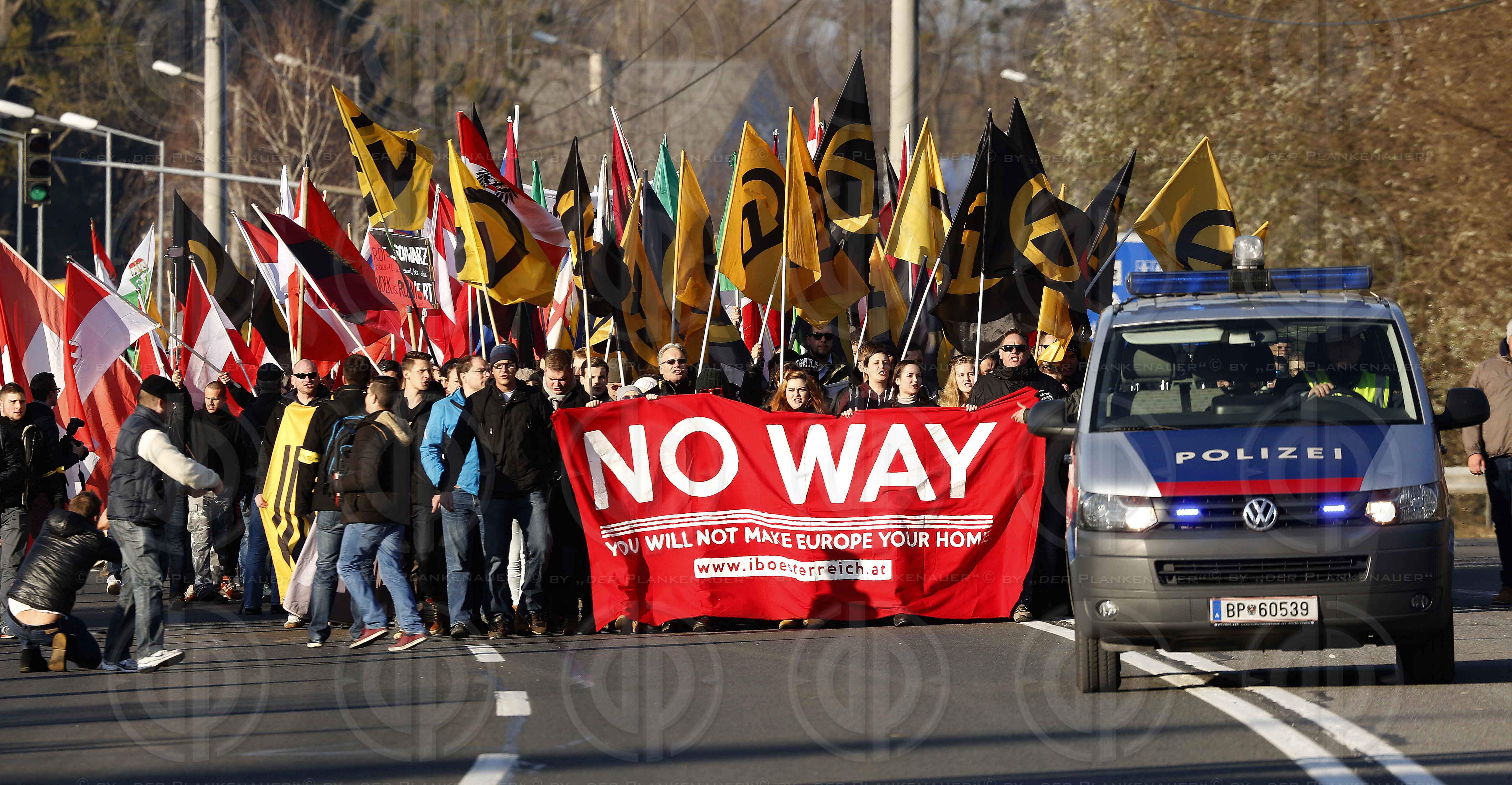 Identitaere Demo in Spielfeld