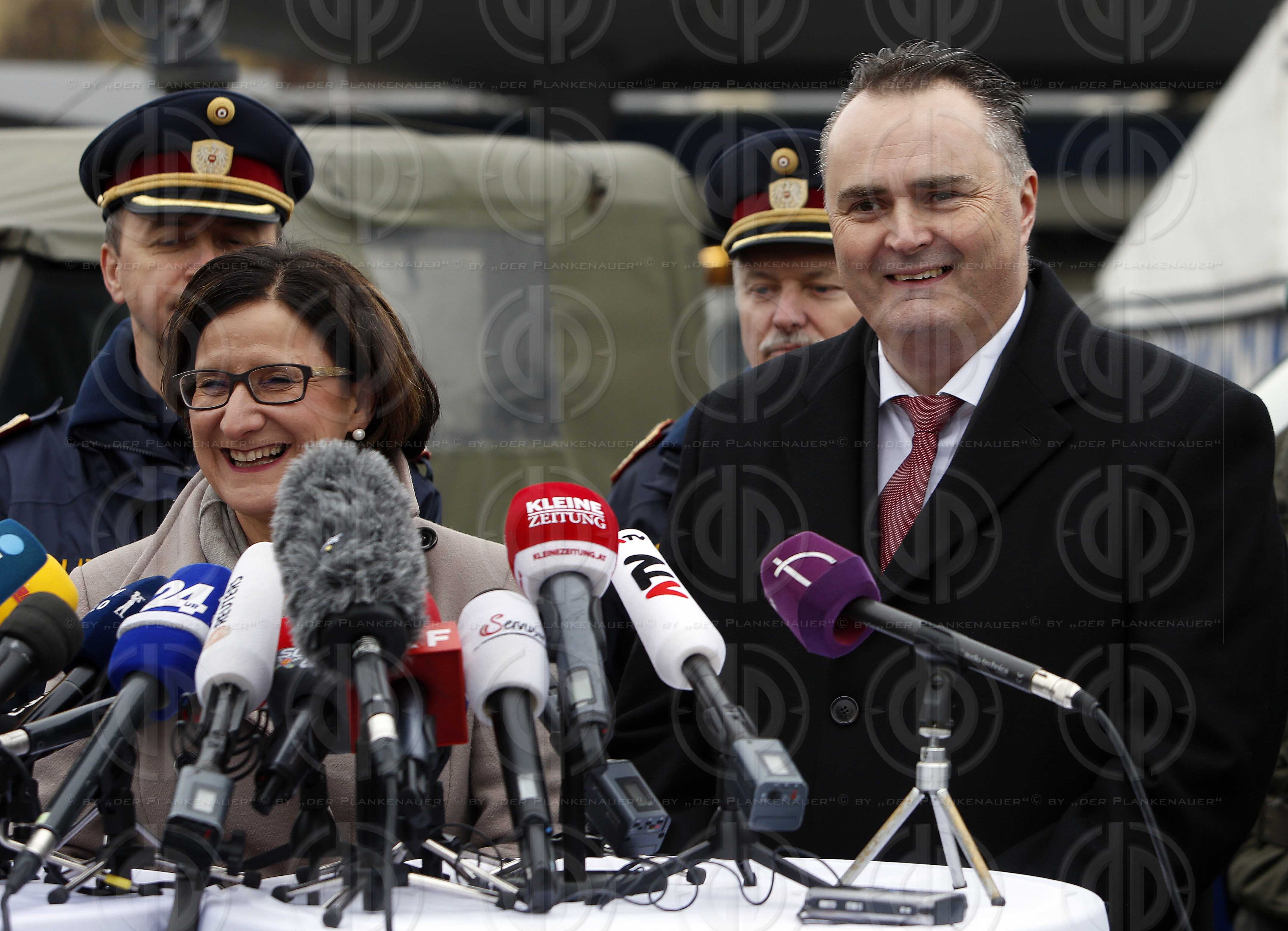 Ministerbesuch in Strass_Spielfeld