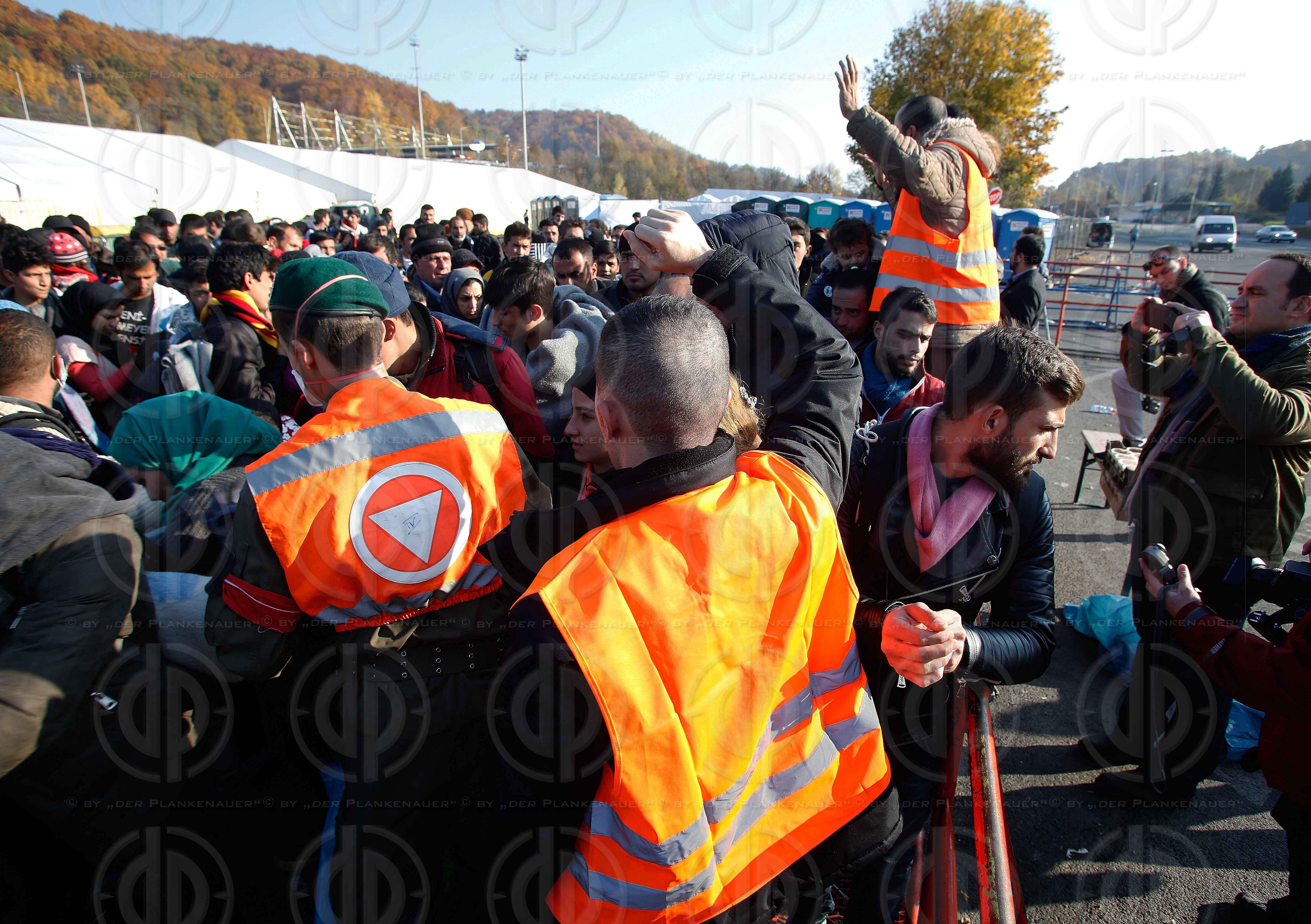 Fluechlingsabfertigung an der Grenze in Strass-Spielfeld
