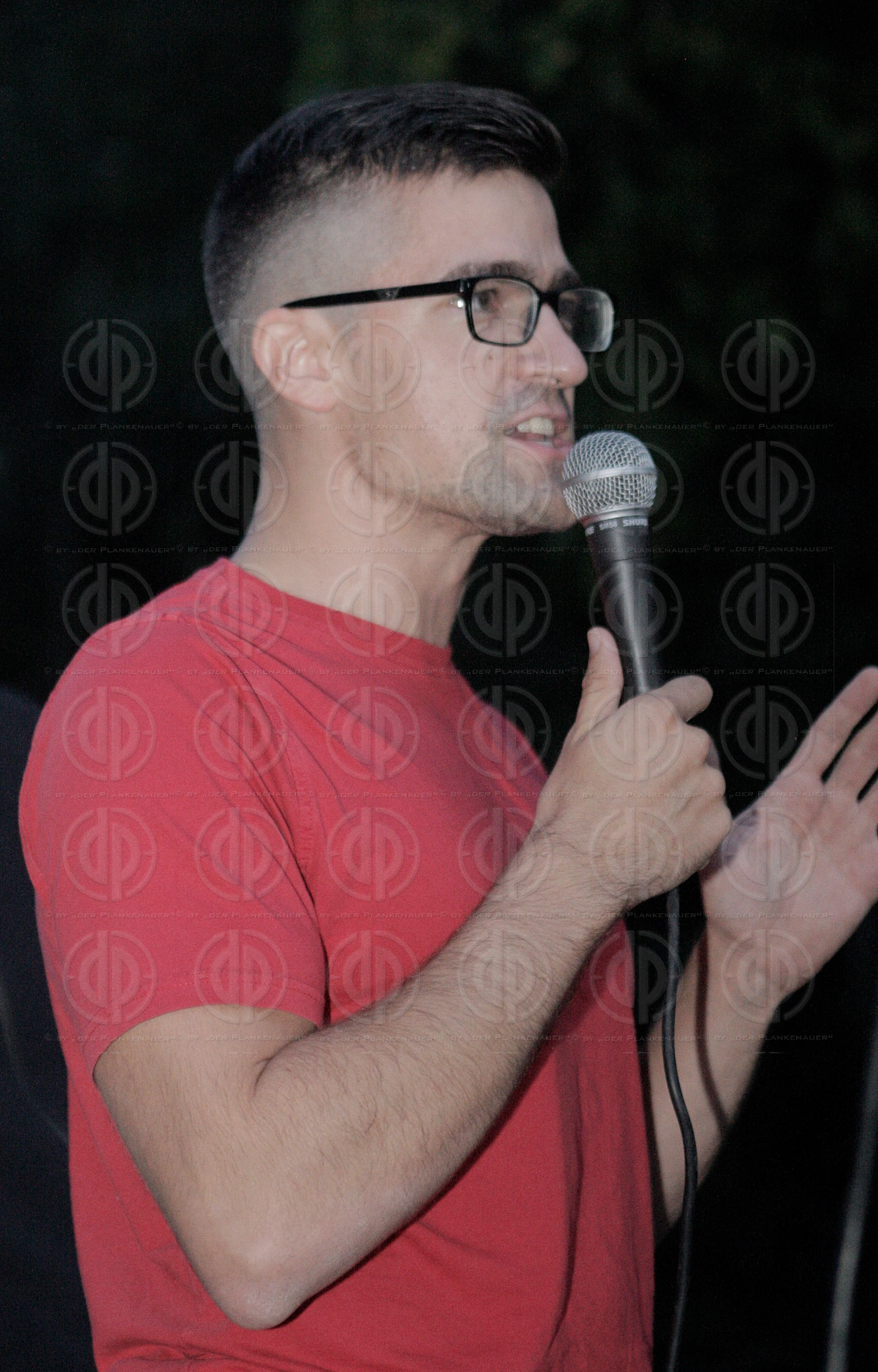 Fackelmarsch der Identitaeren mit Antifa-Gegendemo