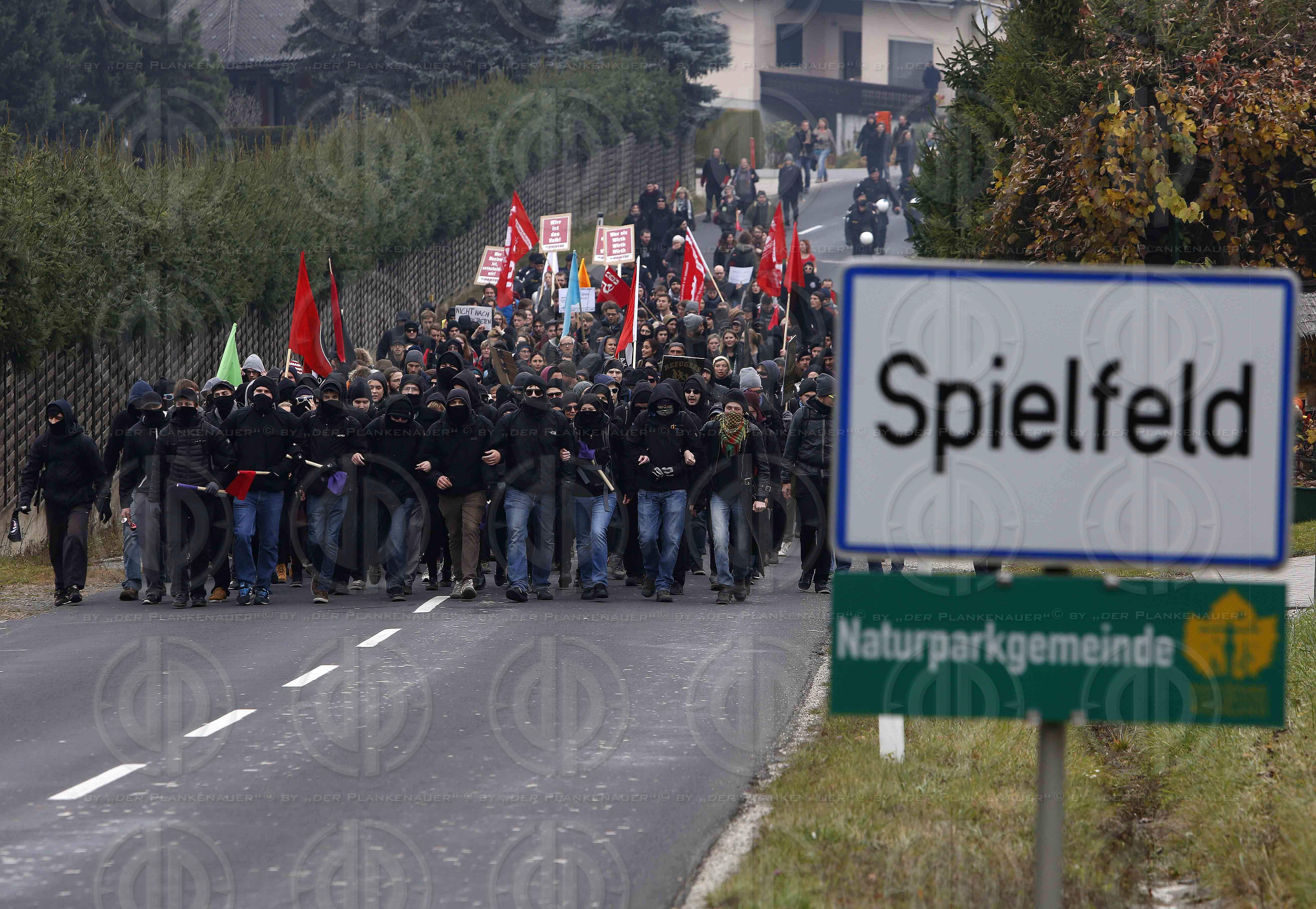 Antifa-Demo und Gegendemo in Spielfeld und Umgebung