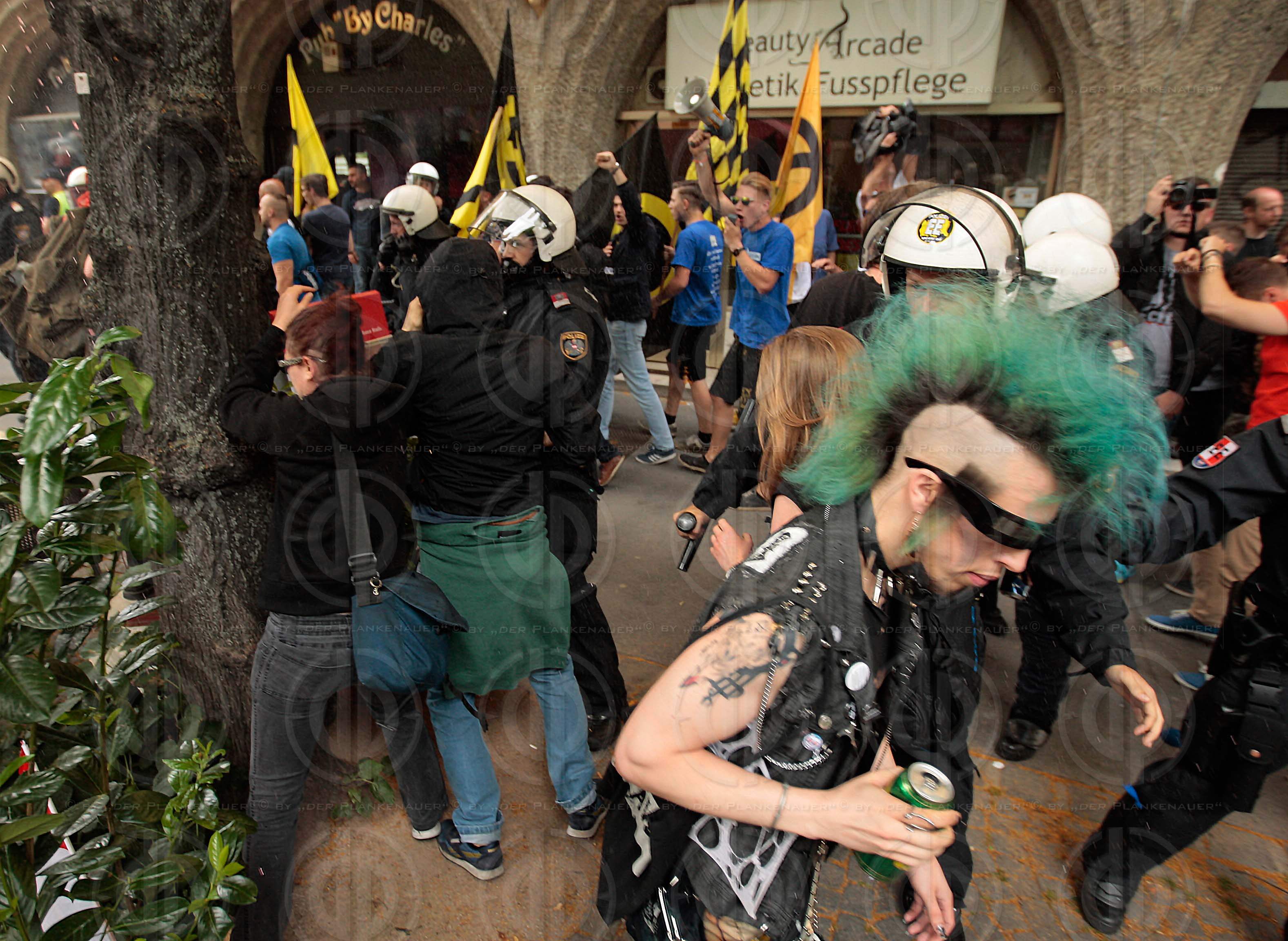 Demo der Identitaeren und Gegendemo der OGR und NoWKR
