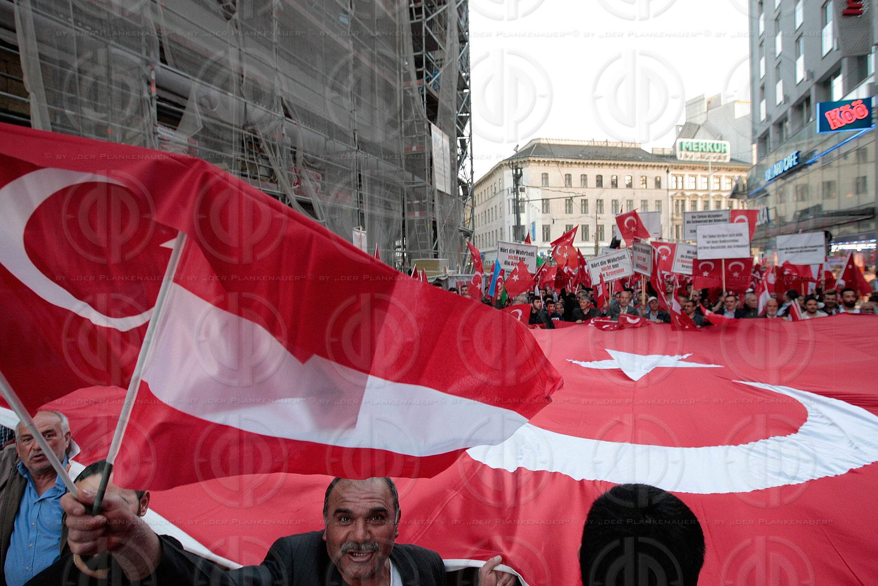 Demo der Tuerken gegen die Anerkennung des Genozids an ArmenierI