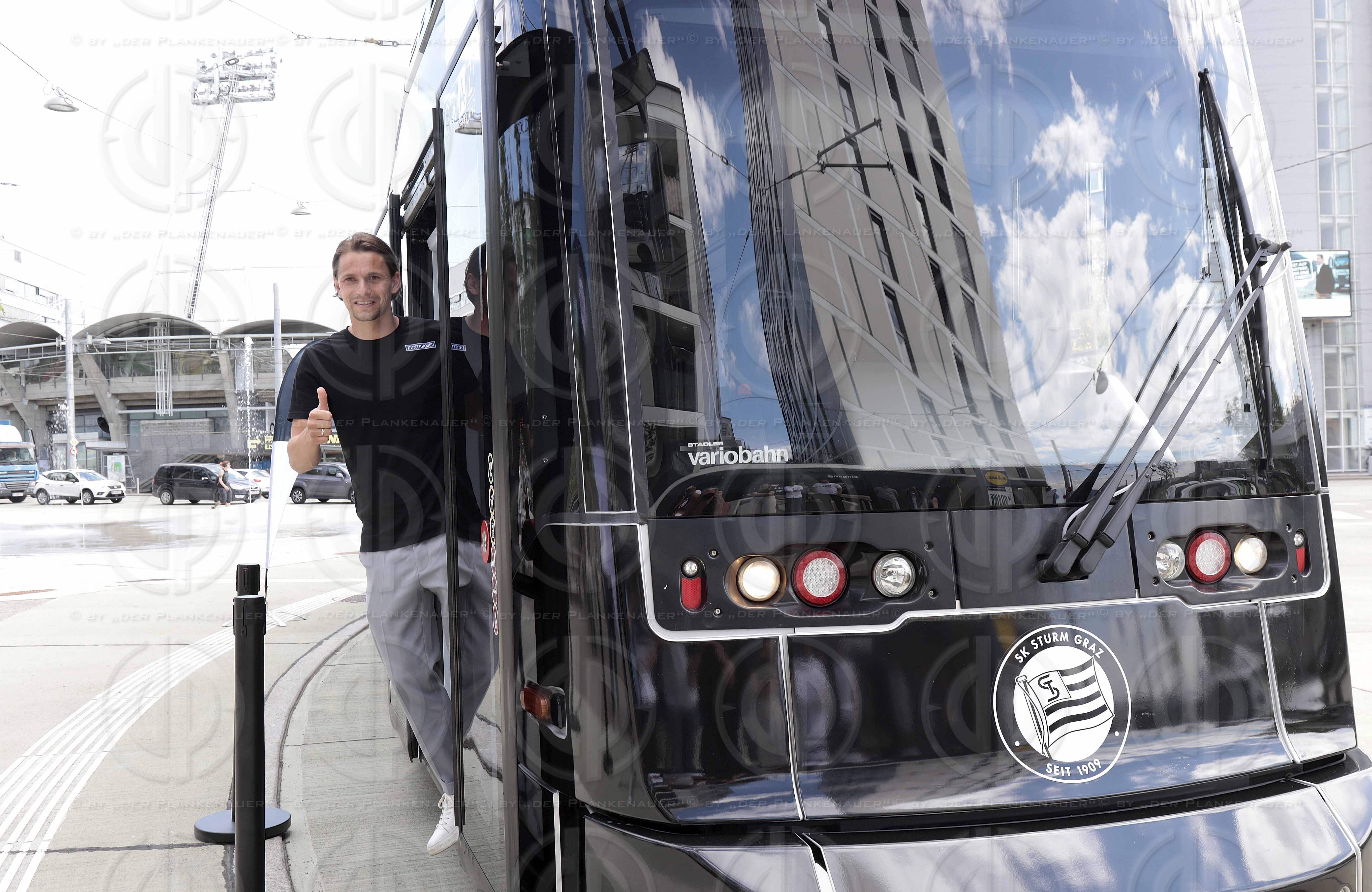 Strassenbahn in Sturm-Schwoaz-Weiss am 01.06.2022