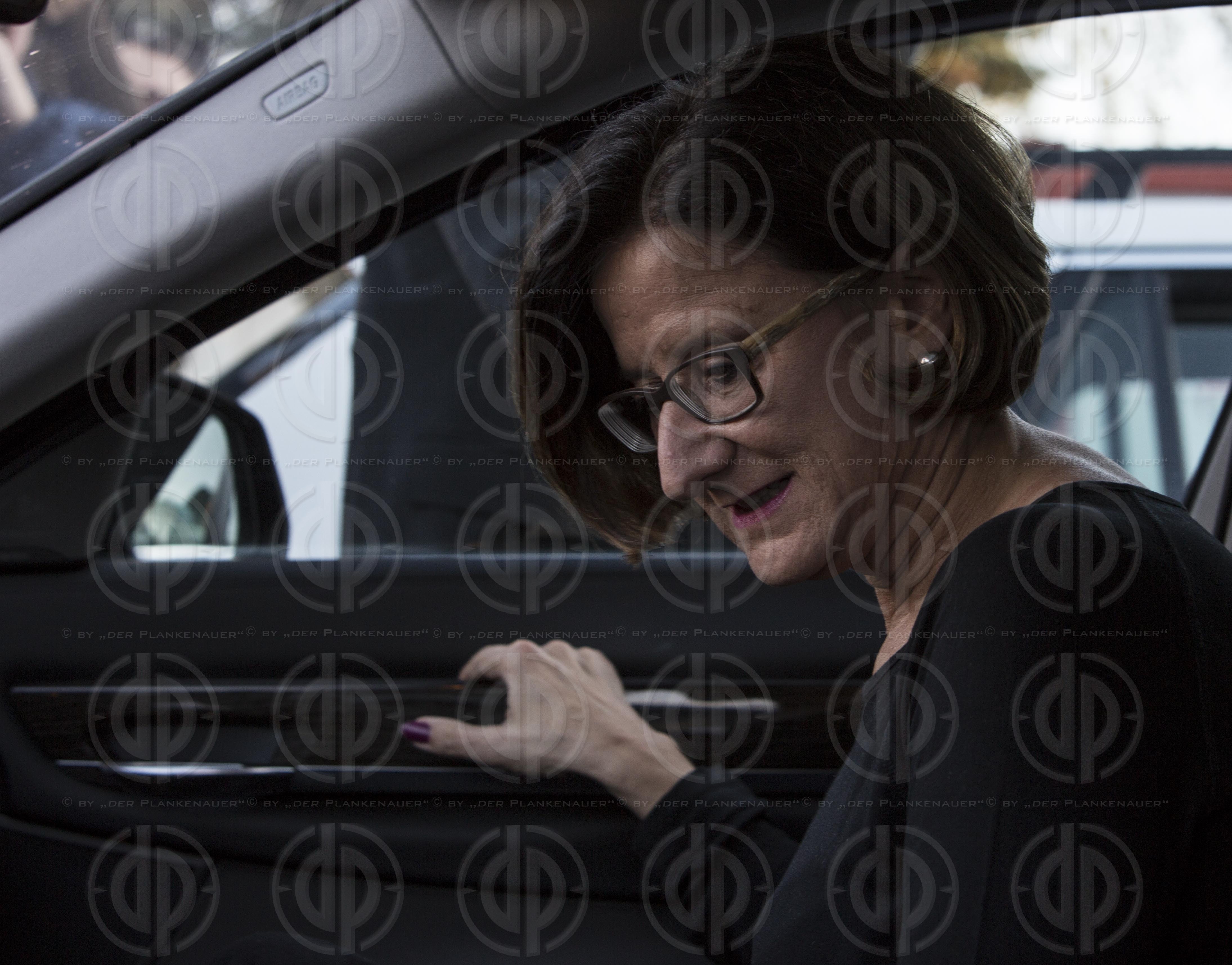 Innenministerin besucht Spielfeld mit EU-Migrationskommissar AVR