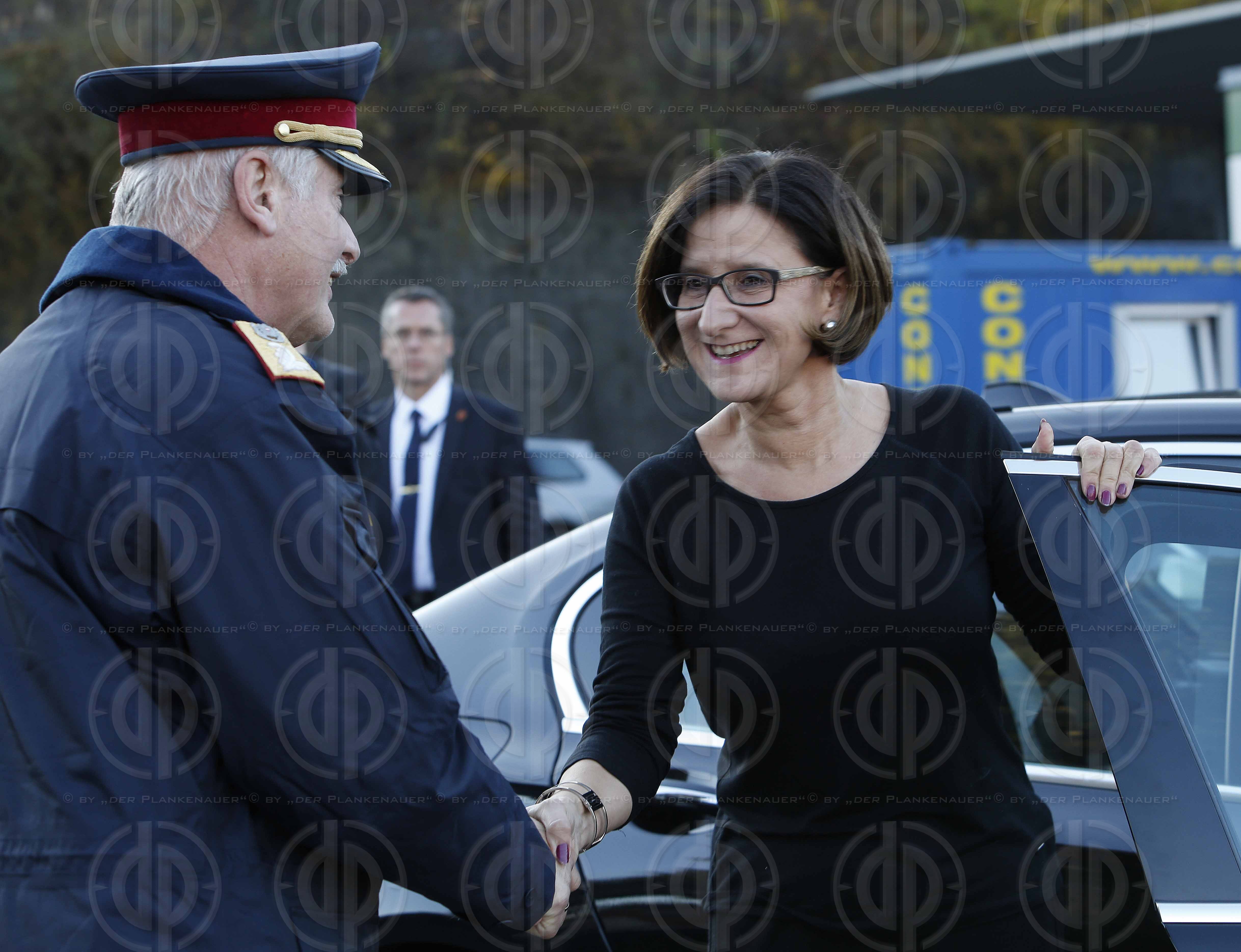 Innenministerin besucht Spielfeld mit EU-Migrationskommissar  AV